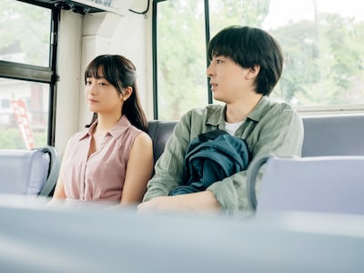 深川麻衣演じる遠山かな子（左）、高杉真宙演じる羽猫山吹（右）