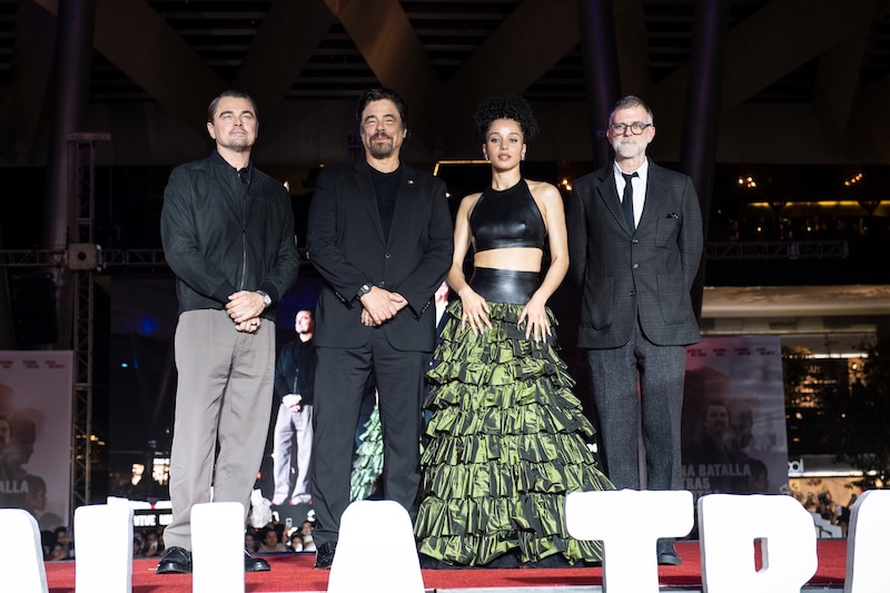 左からレオナルド・ディカプリオ、ベニチオ・デル・トロ、チェイス・インフィニティ、ポール・トーマス・アンダーソン