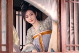 崔家軍の軍師として暗躍する何校尉。演じるのは中国ドラマ「麗王別姫~花散る永遠の愛~」「灼灼風流~宮中に咲く愛の華~」などで知られるジン・ティエン(景甜)