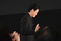 観客に手を振りながら登壇した大泉洋