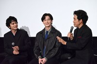 大泉洋（右）から「スターダスト」と呼ばれている、スターダストプロモーション所属の岡田将生（中央）と北村匠海（左）