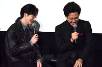 嬉々としていじる大泉洋（右）と、肩を落とす岡田将生（左）