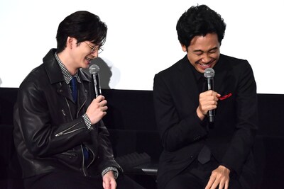 嬉々としていじる大泉洋（右）と、肩を落とす岡田将生（左）