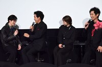 嬉々としていじる大泉洋（中央左）と、肩を落とす岡田将生（左）。その様子を笑顔で見守る共演者たち