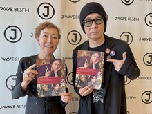 「TALK TO NEIGHBORS」ナビゲーターのクリス智子（左）と、ゲストの永瀬正敏（右）