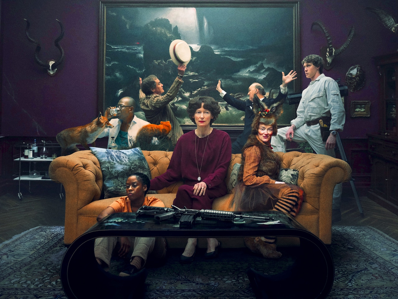 ティルダ・スウィントン主演の黙示録的ミュージカル映画公開、地下で暮らす富裕層一家描く