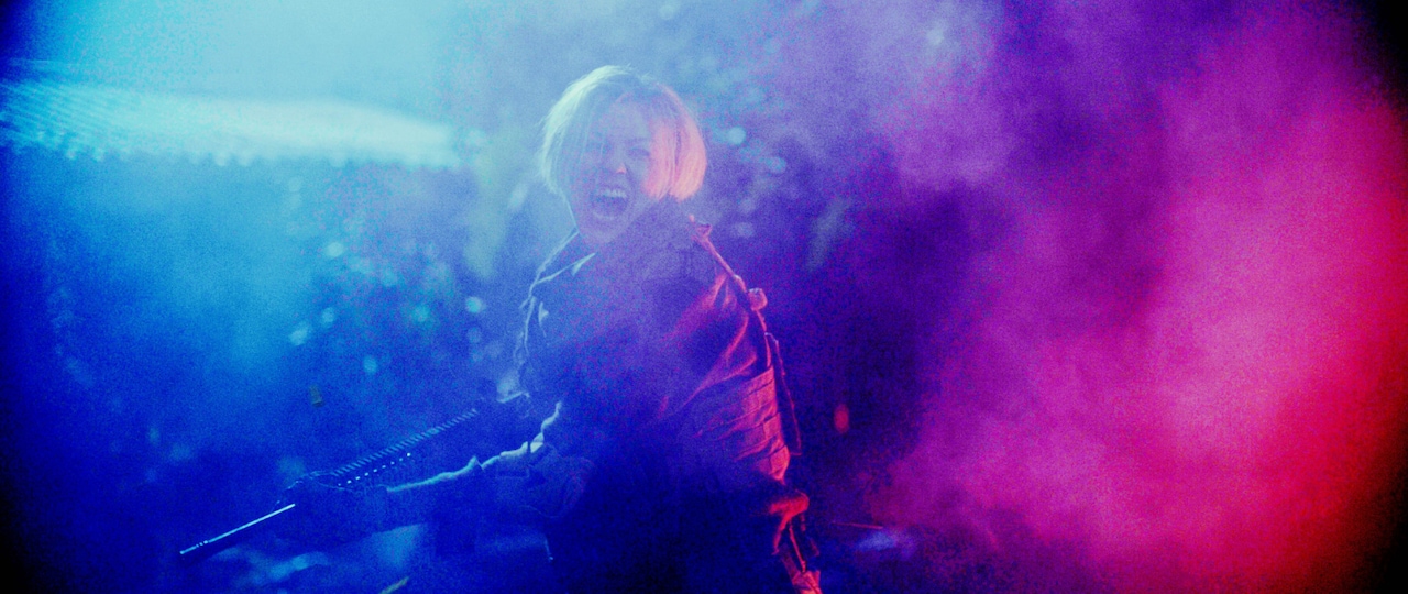 「ドミニク 孤高の反逆者」閃光の目つぶしで夜襲を迎え撃つアクションシーン解禁