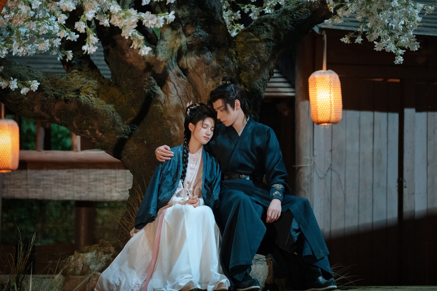 チャン・ジンイー（張婧儀）演じる花芷（左）とフー・イーティエン（胡一天）演じる顧晏惜（右）