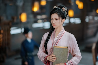 中国ドラマ「惜花芷（せきかし）～星が照らす道～」より、花家の令嬢・花芷。演じるのは映画「無名」やドラマ「藏海伝（原題）」などで知られるチャン・ジンイー（張婧儀）