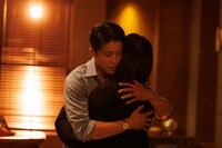 Netflixシリーズ「匿名の恋人たち」新場面写真。イ・ハナ（ハン・ヒョジュ）を抱きしめる藤原壮亮（小栗旬）