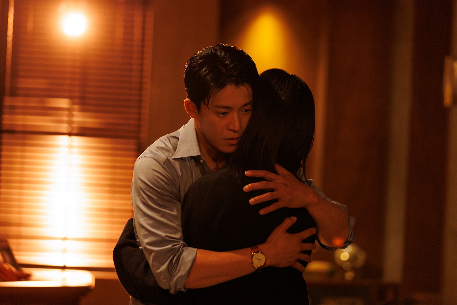 Netflixシリーズ「匿名の恋人たち」新場面写真。イ・ハナ（ハン・ヒョジュ）を抱きしめる藤原壮亮（小栗旬）