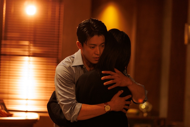 Netflixシリーズ「匿名の恋人たち」新場面写真。イ・ハナ（ハン・ヒョジュ）を抱きしめる藤原壮亮（小栗旬）