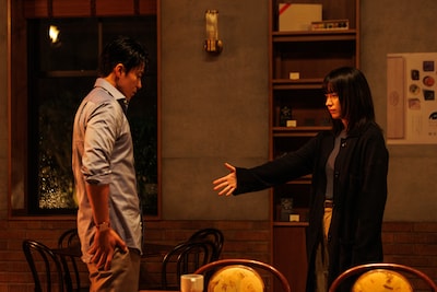 Netflixシリーズ「匿名の恋人たち」新場面写真。小栗旬演じる藤原壮亮（左）、ハン・ヒョジュ演じるイ・ハナ（右）