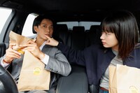Netflixシリーズ「匿名の恋人たち」新場面写真。小栗旬演じる藤原壮亮（左）、ハン・ヒョジュ演じるイ・ハナ（右）