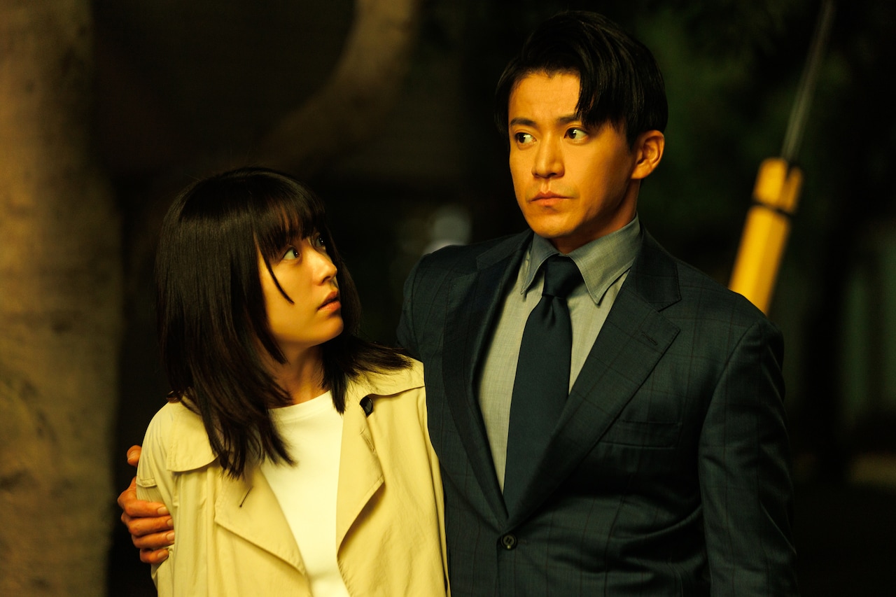 Netflixシリーズ「匿名の恋人たち」新場面写真。ハン・ヒョジュ演じるイ・ハナ（左）、小栗旬演じる藤原壮亮（右）