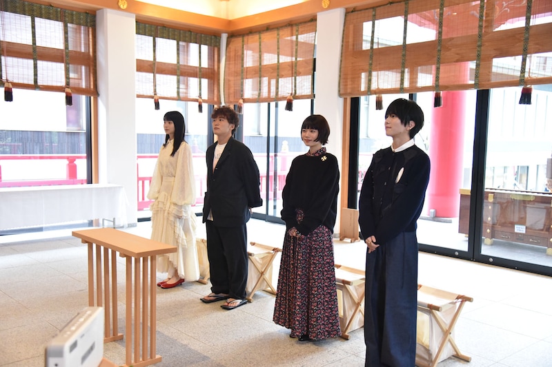 祈祷の様子。奥から南琴奈、松居大悟、杉咲花、板垣李光人