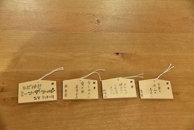 「ミーツ・ザ・ワールド」ヒット祈願イベントで登壇者たちが書いた絵馬