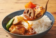 Kit Oisix「【超ラク】筑前煮＆和風トマトカレー」の半量にカレーの材料を追加し、トマトカレーにする様子