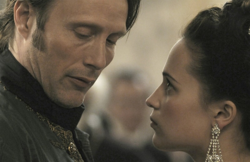 「ロイヤル・アフェア 愛と欲望の王宮」場面写真 © 2012 Zentropa Entertainments28 ApS, ZentropaEntertainments Berlin, Zentropa International Sweden and Sirena Film Prague