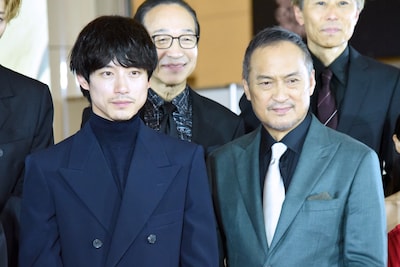 左から坂口健太郎、渡辺謙