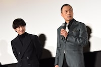 左から坂口健太郎、渡辺謙