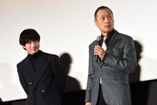 左から坂口健太郎、渡辺謙