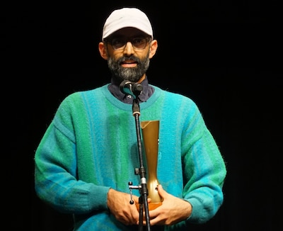 山形国際ドキュメンタリー映画祭2025表彰式に出席した、「パラジャーノフ、ゆうべはどんな夢を見た？」の監督ファラズ・フェシャラキ