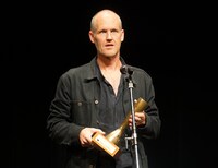 山形国際ドキュメンタリー映画祭2025表彰式に出席した、「ダイレクト・アクション」の監督ベン・ラッセル