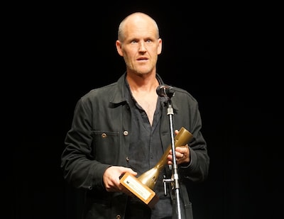 山形国際ドキュメンタリー映画祭2025表彰式に出席した、「ダイレクト・アクション」の監督ベン・ラッセル