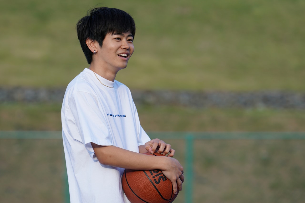 「万事快調<オール・グリーンズ>」場面写真。ジャッキー役の黒崎煌代は、朝ドラ「ブギウギ」の花田六郎役や映画「今日の空が一番好き、とまだ言えない僕は」の山根役などで知られる