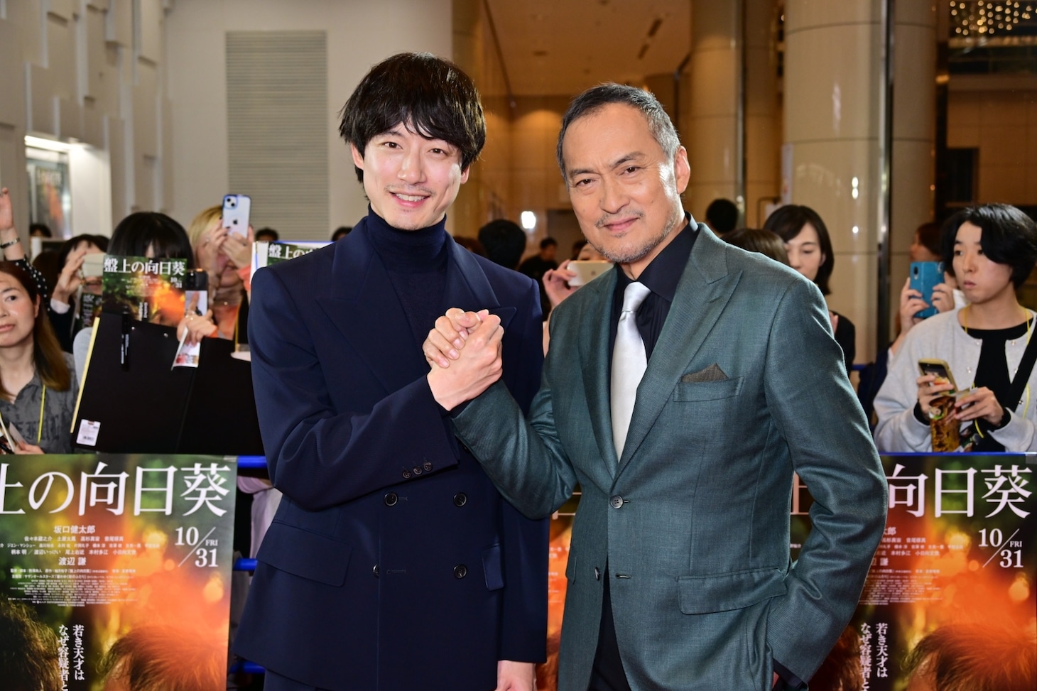 左から坂口健太郎、渡辺謙