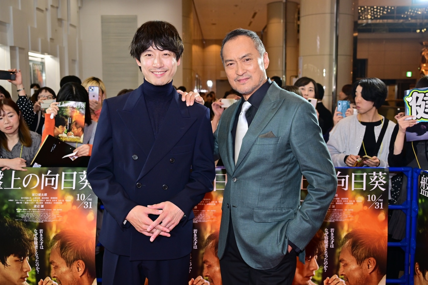左から坂口健太郎、渡辺謙
