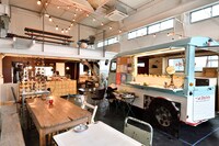 「富士山と、コーヒーと、しあわせの数式」で拓磨が憧れる清野蓮が運営しているカフェのロケ地。東京・荒川区の「+h café / アッシュカフェ」