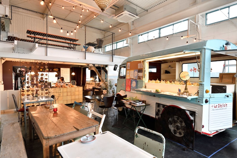 「富士山と、コーヒーと、しあわせの数式」で拓磨が憧れる清野蓮が運営しているカフェのロケ地。東京・荒川区の「+h café / アッシュカフェ」