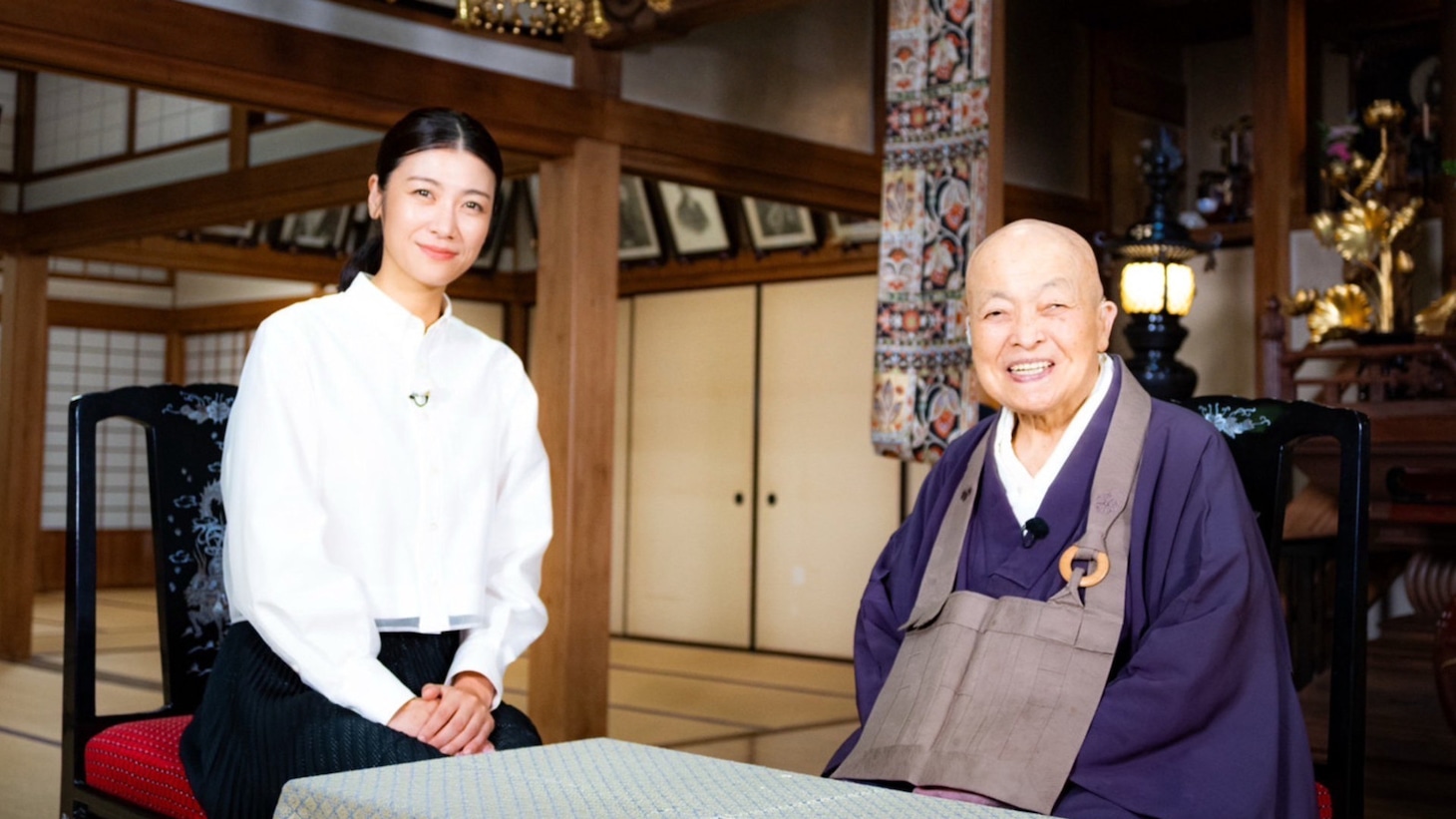 「『スイッチインタビュー』瀧内公美×青山俊董 EP1」より、左から瀧内公美、青山俊董