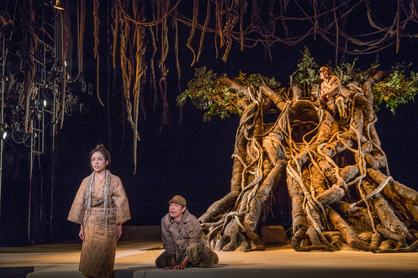 舞台「木の上の軍隊」場面写真 ©こまつ座「木の上の軍隊」（2016年版）
