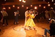 「TOKYOタクシー」メイキング写真。ダンスホールでの撮影に臨む蒼井優（中央右）とイ・ジュニョン（中央左）