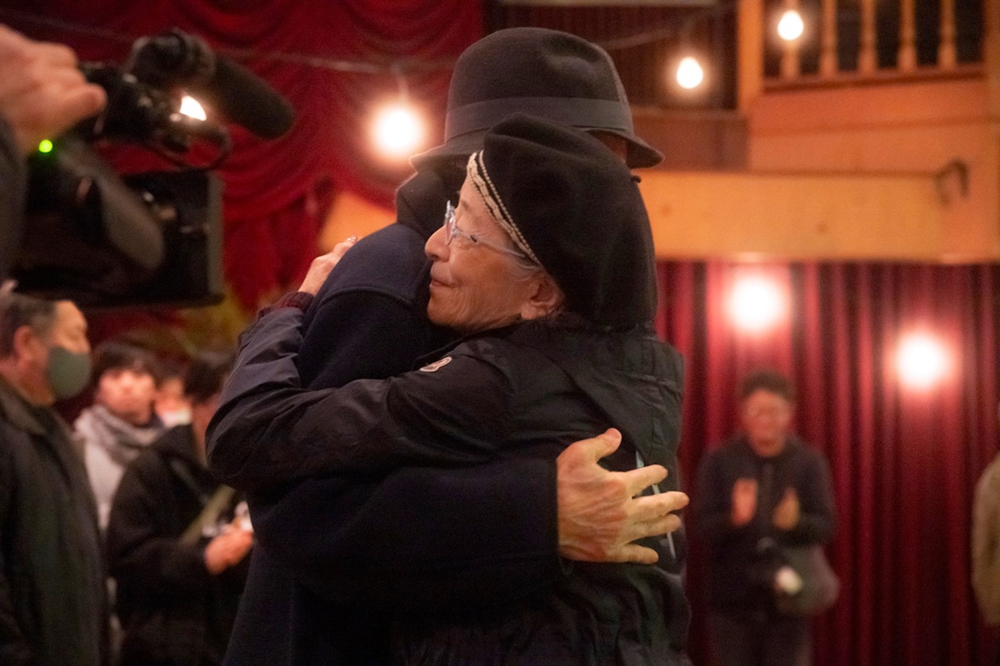 「TOKYOタクシー」のオールアップでは、倍賞千恵子（手前）と山田洋次（奥）がハグを交わした