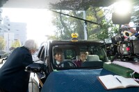 タクシー車内の撮影にはバーチャルプロダクションが活用された。車内には木村拓哉と倍賞千恵子の姿が