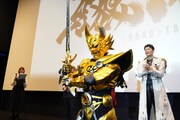 劇場版「牙狼＜GARO＞TAIGA」初日舞台挨拶でポーズを決める黄金騎士ガロ（中央）
