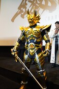 劇場版「牙狼＜GARO＞TAIGA」初日舞台挨拶でポーズを決める黄金騎士ガロ