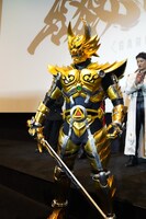 劇場版「牙狼＜GARO＞TAIGA」初日舞台挨拶でポーズを決める黄金騎士ガロ