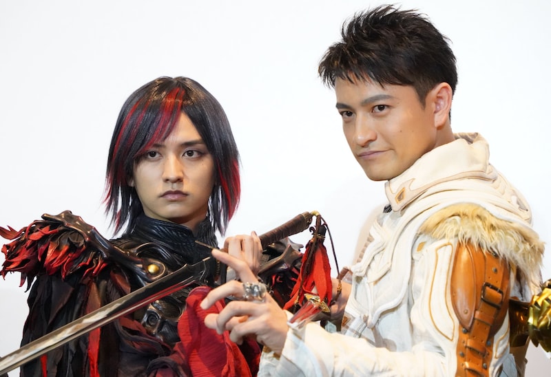 劇場版「牙狼＜GARO＞TAIGA」初日舞台挨拶のフォトセッションでポーズを決める北田祥一郎（右）と瀬戸利樹（左）