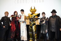 劇場版「牙狼＜GARO＞TAIGA」初日舞台挨拶の様子。左から影山ヒロノブ、瀬戸利樹、北田祥一郎、黄金騎士ガロ、神嶋里花、雨宮慶太
