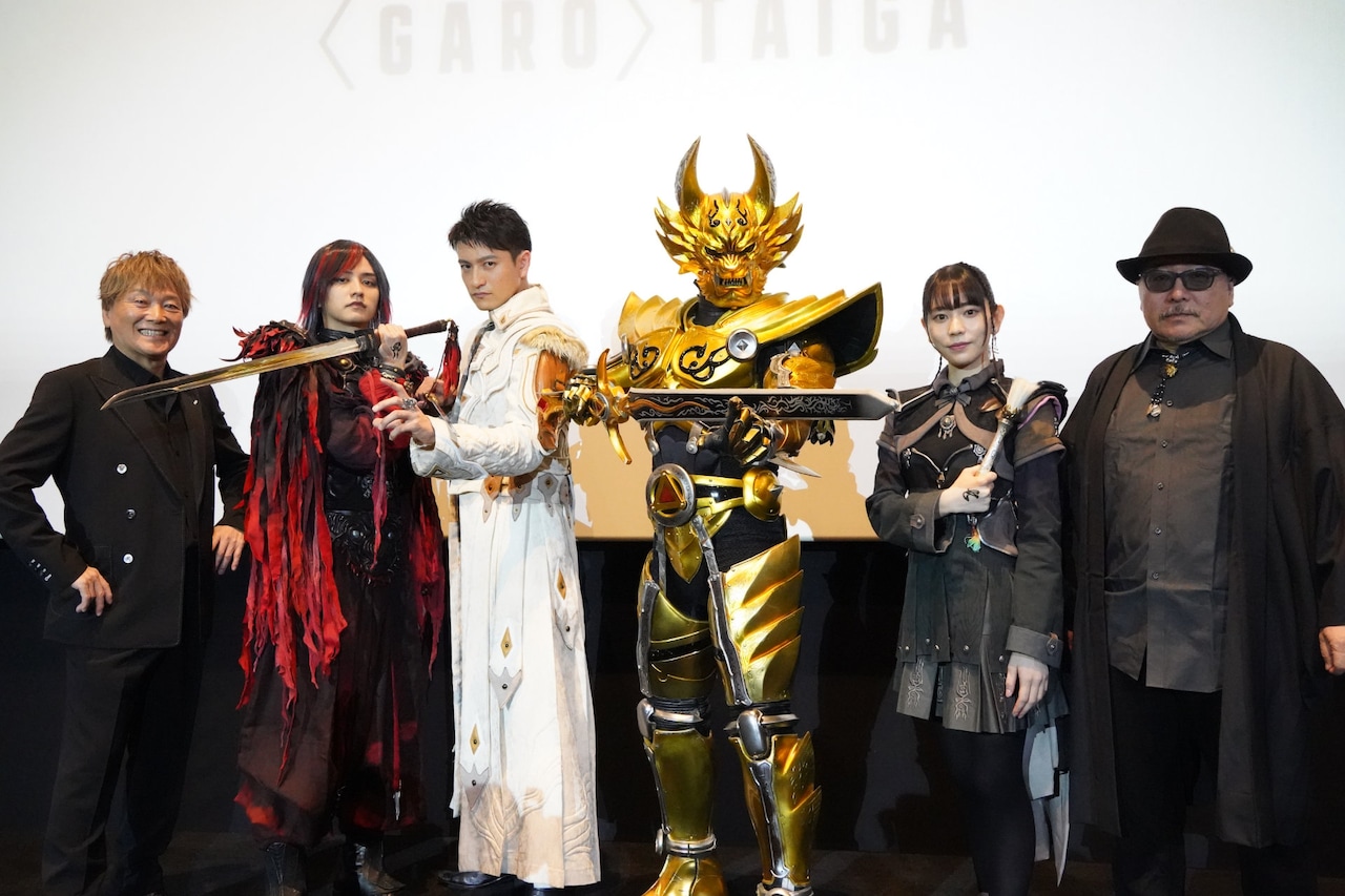 劇場版「牙狼＜GARO＞TAIGA」初日舞台挨拶の様子。左から影山ヒロノブ、瀬戸利樹、北田祥一郎、黄金騎士ガロ、神嶋里花、雨宮慶太