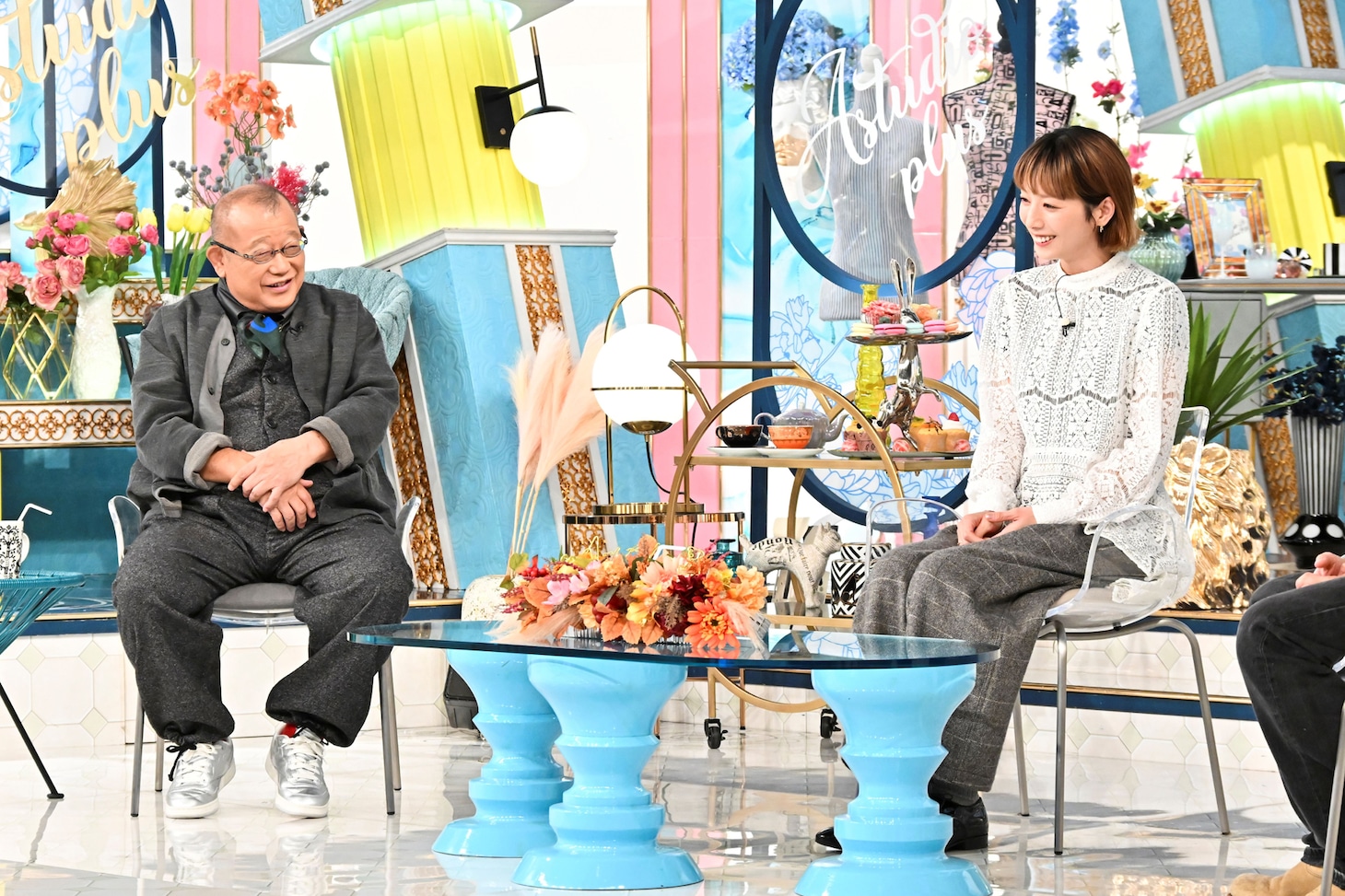 「A-Studio+」10月17日放送回の様子。左から笑福亭鶴瓶、夏帆