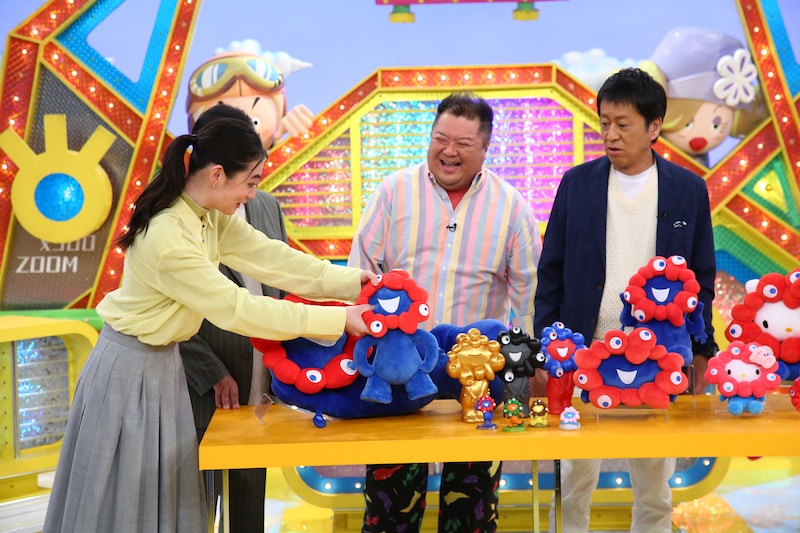 「ウラマヨ！」10月18日放送回より、ミャクミャクのぬいぐるみに触れる八木莉可子（左端）