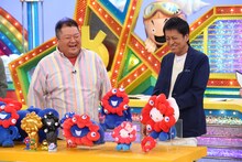 「ウラマヨ！」10月18日放送回の様子。ミャクミャク（手前）とブラックマヨネーズ（奥）