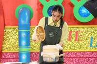 「ウラマヨ！」10月18日放送回より、せいろのふたを開ける八木莉可子