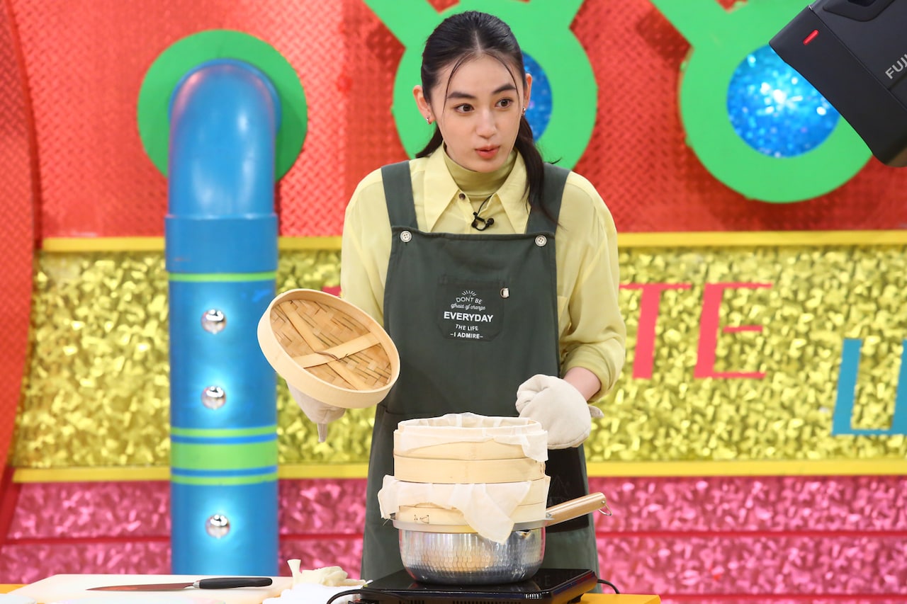 「ウラマヨ！」10月18日放送回より、せいろを使った焼きそば作りに挑戦する八木莉可子